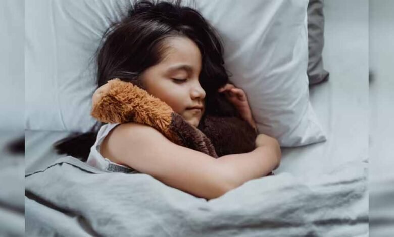 क्या-आपका-बच्चा-ले-रहा-है-पूरी-नींद?-उम्र-के-हिसाब-से-जानें-बच्चों-को-कितनी-देर-सोना-चाहिए