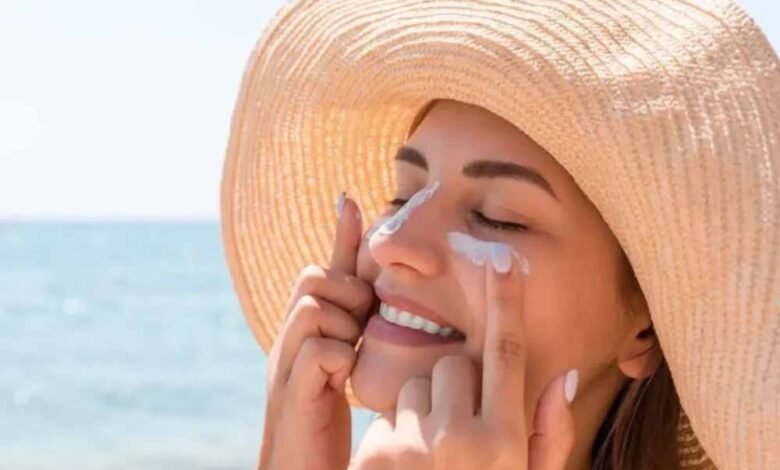 घर-के-अंदर-भी-जरूरी-है-सनस्क्रीन!-इसे-नजरअंदाज-करना-पड़-सकता-है-स्किन-को-भारी