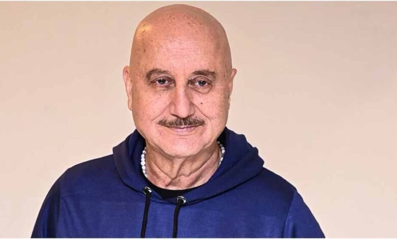 बॉलीवुड-के-दिग्गज-अभिनेता-अनुपम-खेर-71-साल-के-हुए,-फैंस-ने-दी-ढेरों-शुभकामनाएँ