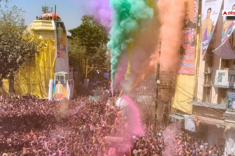 indore-rangpanchami:-रंगों-की-बारिश-में-डूबा-राजवाड़ा,-77-साल-पुरानी-गैर-में-उमड़ा-जनसैलाब