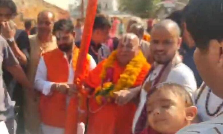 जगद्गुरु-रामभद्राचार्य-महाराज-का-ओरछा-आगमन,-शिष्यों-संग-भगवान-राम-के-दरबार-में-मत्था-टेका