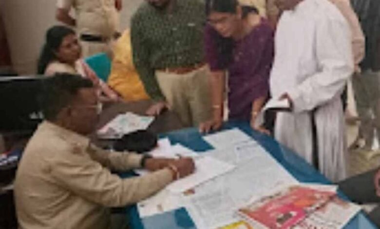 चर्च-में-रविवार-की-प्रार्थना-के-दौरान-हंगामा,-महिला-दिवस-कार्यक्रम-में-घुसा-निलंबित-प्राचार्य;-ईसाई-समुदाय-ने-fir-की-मांग-की