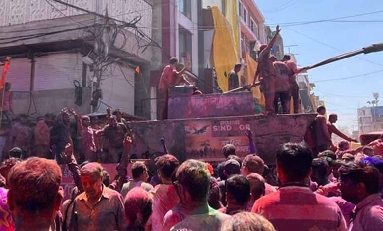 इंदौर-रंगपंचमी-2026:-मिसाइलों-की-तरह-उड़ते-गुलाल,-राजवाड़ा-में-छाया-रंगों-का-त्योहार-बिना-जनप्रतिनिधियों-के