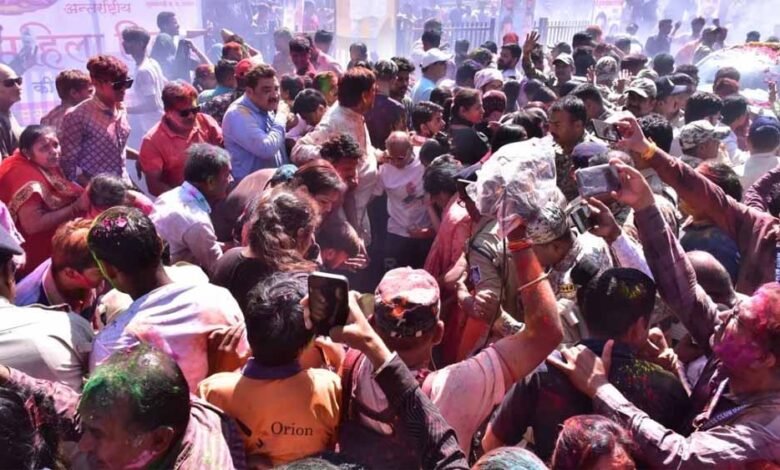 उज्जैन-में-रंग-पंचमी-की-गेर-के-दौरान-पटाखा-फटा,-मची-अफरातफरी;-5-लोग-घायल,-बड़ा-हादसा-टला