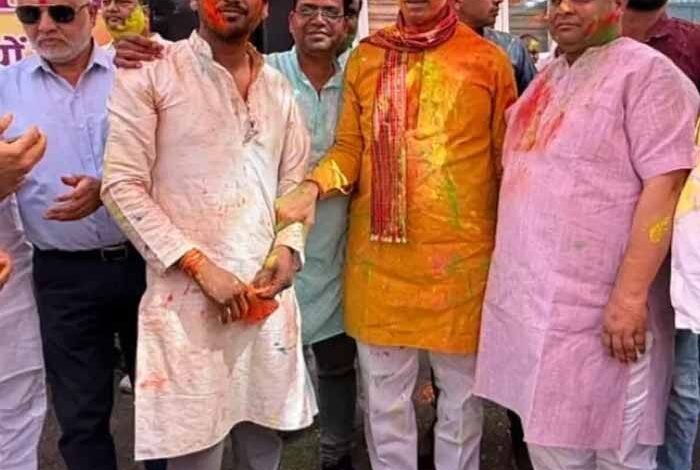होली-के-रंग-में-कांग्रेसी-नेता:-जीतू-पटवारी-ने-दिग्विजय-सिंह-को-लगाया-गुलाल,-मस्ती-का-माहौल