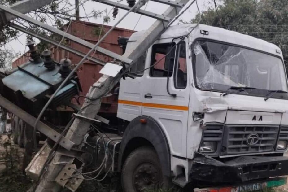 यूपी-के-बस्ती-में-रफ्तार-का-कहर,-बेकाबू-ट्रक-ने-कार-टेंपो-को-रौंदा,-3-की-मौत,-3-घायल