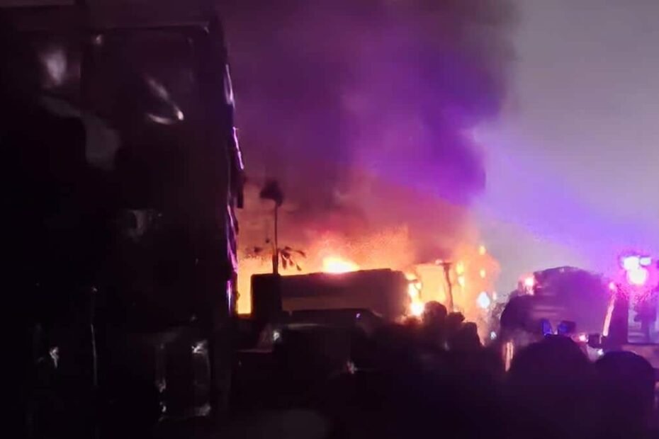 देहरादून-में-मोतीचूर-फ्लाईओवर-पर-कई-गाड़ियां-आपस-में-टकराईं,-लगी-आग,-अफरा-तफरी-मची