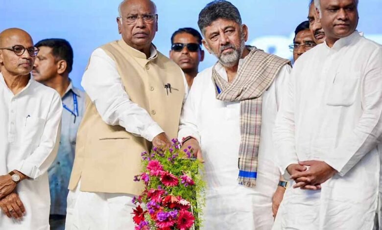 कर्नाटक-में-cm-पद-की-बढ़ी-अटकलें,-मल्लिकार्जुन-खरगे-के-साथ-दिल्ली-निकले-शिवकुमार