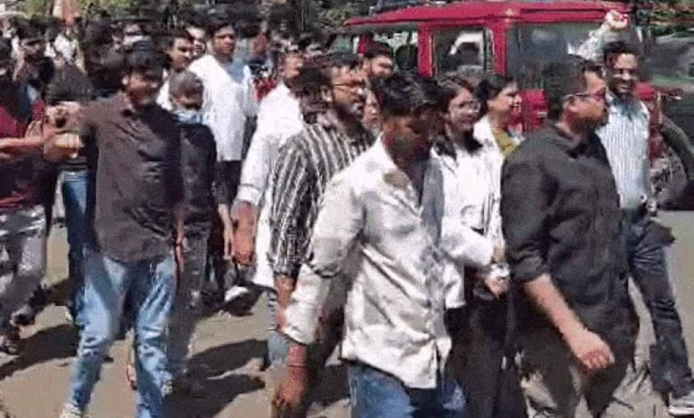 mp-के-मेडिकल-कॉलेजों-में-8-हजार-डॉक्टर्स-हड़ताल-पर,-स्टापेंड-संशोधन-लागू-न-होने-पर-प्रदर्शन-से-इलाज-ठप