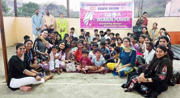 नन्हे-हाथों-में-थमाए-सपने,-महिला-अधिकारियों-ने-बच्चों-को-दिए-बैग-और-किताबें