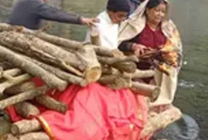 बागेश्वर-में-बेटियों-ने-निभाई-पारंपरिक-जिम्मेदारी,-मां-को-दी-मुखाग्नि