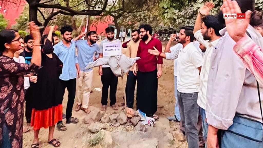 dehi-news:-उत्तम-नगर-हत्याकांड-पर-jnu-में-abvp-का-प्रदर्शन,-परिसर-में-पुतला-फूंककर-उठाई-कार्रवाई-की-मांग
