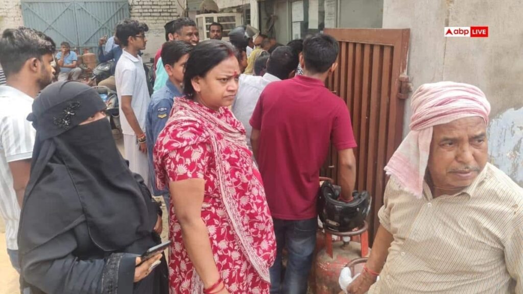 lucknow-lpg-crisis:-लखनऊ-में-भी-एलपीजी-गैस-की-किल्लत,-सिलेंडर-लेने-के-लिए-लगीं-लोगों-की-कतारें