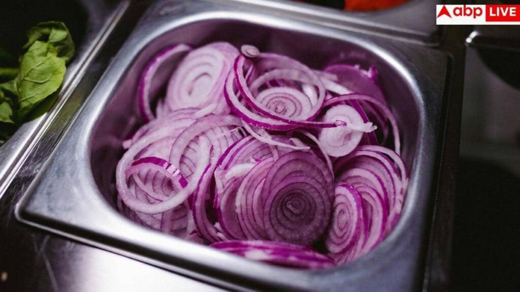 benefits-of-eating-raw-onion:-गर्मी-शुरू-होते-ही-खाना-शुरू-कर-दीजिए-कच्चा-प्याज,-मिलते-हैं-गजब-के-फायदे