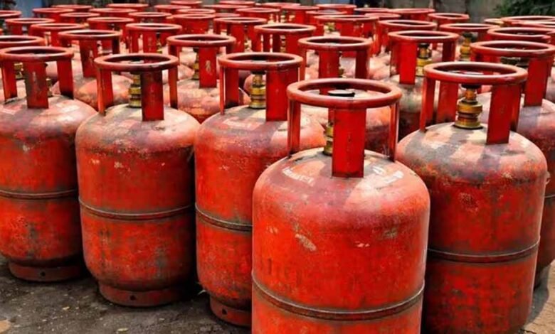 lpg-सिलेंडरों-की-किल्लत-पर-सरकार-सख्त,-एस्मा-लागू;-पहले-इन-लोगों-को-मिलेगा-गैस