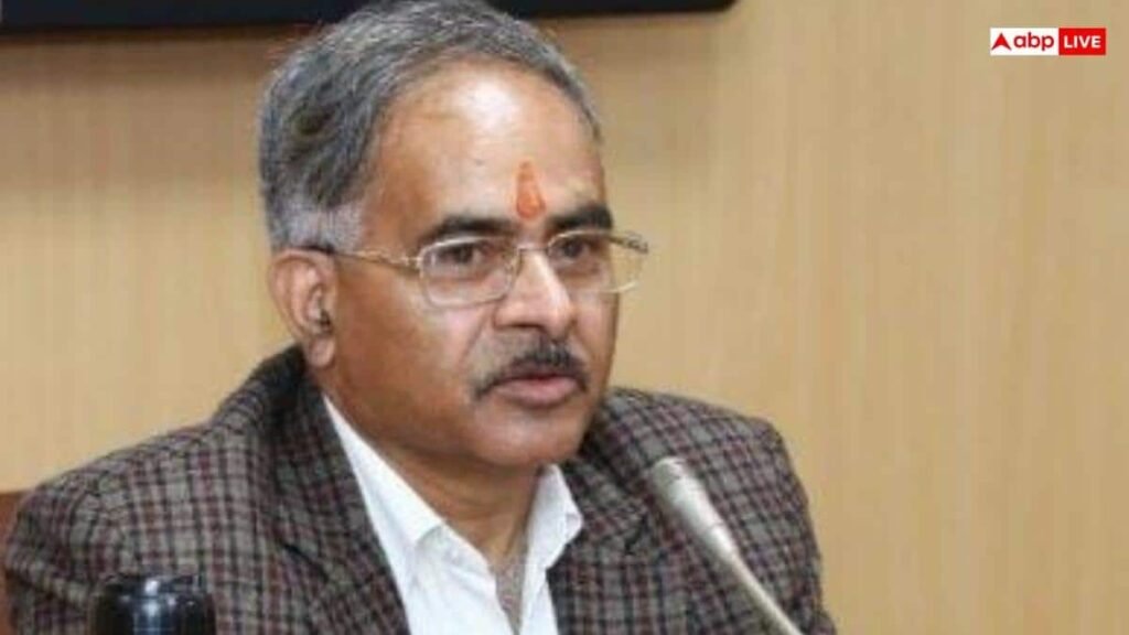 जिस-किताब-की-वजह-से-विवाद-में-फंसा-ncert,-उसके-डायरेक्टर-कितने-पढ़े-लिखे?-जानें-उनकी-सैलरी