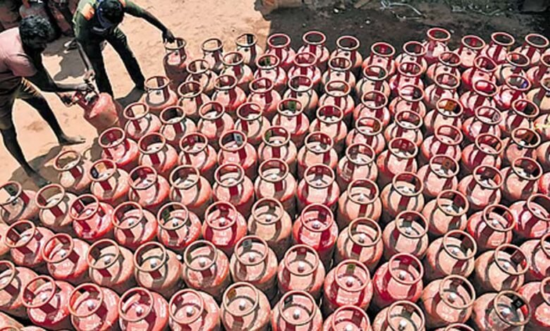 मध्य-प्रदेश-में-lpg-संकट,-कमर्शियल-सिलेंडर-का-सिर्फ-दो-दिन-का-स्टॉक,-15-लाख-उपभोक्ताओं-पर-असर