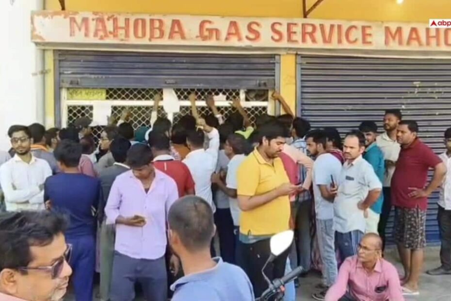 महोबा-में-गैस-एजेंसियों-के-बाहर-उपभोक्ताओं-की-लंबी-कतार,-सिलेंडर-न-मिलने-से-बढ़ी-परेशानी