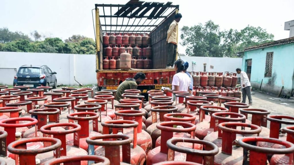 बिहार-में-lpg-सिलेंडर-की-कालाबाजारी-के-बीच-बड़ी-कार्रवाई,-हिरासत-में-2-लोग,-इस-जिले-में-हड़कंप