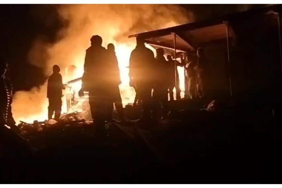 delhi-news:-मंसा-राम-पार्क-में-भीषण-आग,-80-झुग्गियां-जलकर-खाक,-28-दमकल-गाड़ियों-ने-पाया-काबू