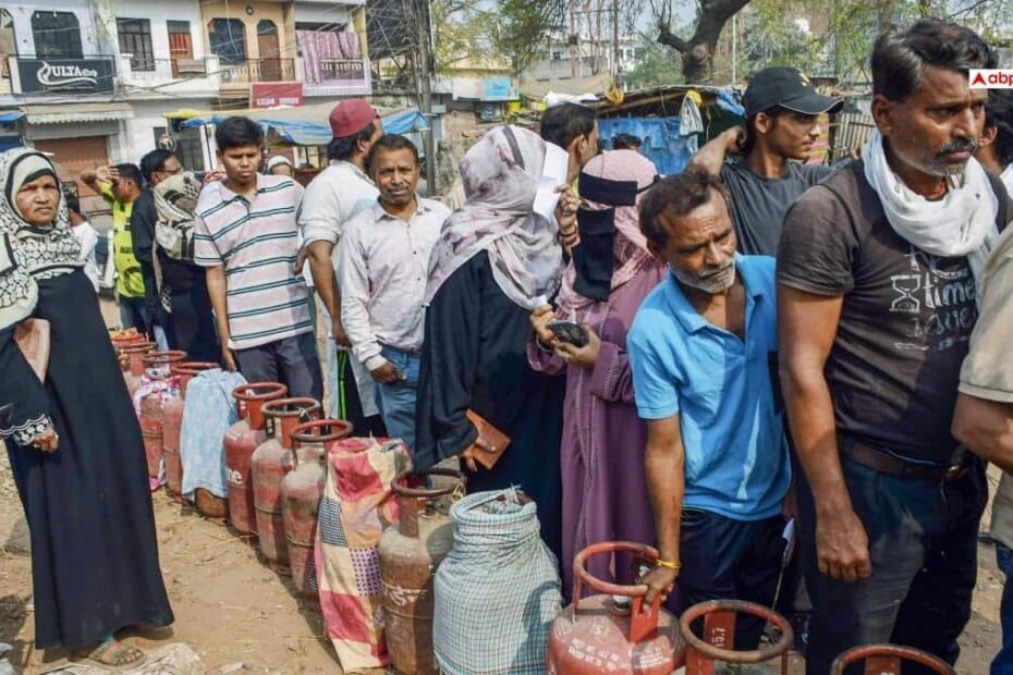 lpg-crisis:-नोएडा-में-घरेलू-गैस-की-किल्लत,-दिन-भर-भटक-रहे-लोग,-सुबह-5-बजे-से-गोदाम-के-बाहर-लंबी-कतारें