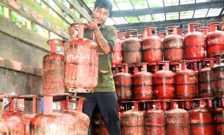 indane-का-सर्वर-ठप:-गैस-सिलेंडर-बुकिंग-बंद,-अचानक-कॉल्स-की-बाढ़-से-सिस्टम-क्रैश