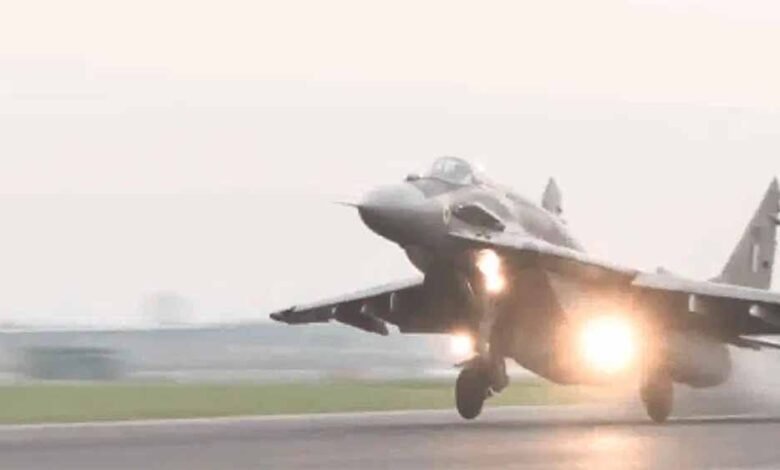 एयर-चीफ-मार्शल-ने-मल्टी-रोल-फाइटर-जेट-उड़ाकर-दिखाई-ताकत,-वायु-सेना-की-क्षमता-का-दमदार-प्रदर्शन