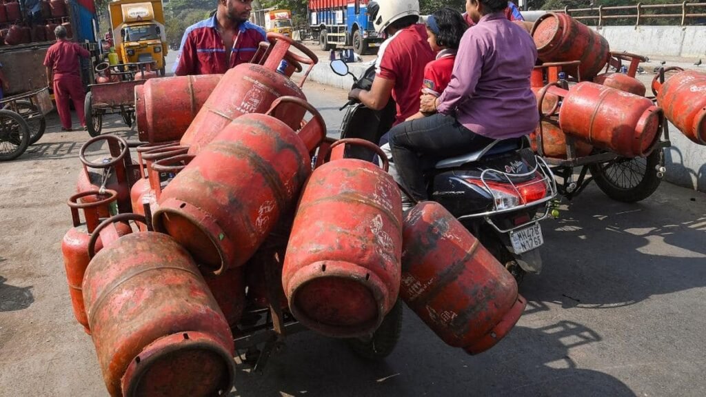 गोरखपुर-में-lpg-की-कालाबाजारी-बेनकाब,-मुनाफाखोरी-में-जुटे-एजेंसी-मालिक-सहित-दबोचे-गए-दो-लोग