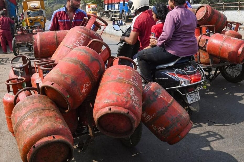 गोरखपुर-में-lpg-की-कालाबाजारी-बेनकाब,-मुनाफाखोरी-में-जुटे-एजेंसी-मालिक-सहित-दबोचे-गए-दो-लोग