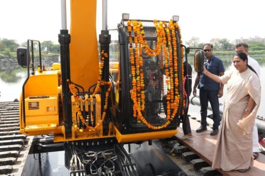 मानसून-से-पहले-दिल्ली-की-तैयारी!-cm-रेखा-ने-नजफगढ़-ड्रेन-की-सफाई-के-लिए-‘एम्फीबियस-मशीनों’-को-दिखाई-हरी-झंडी