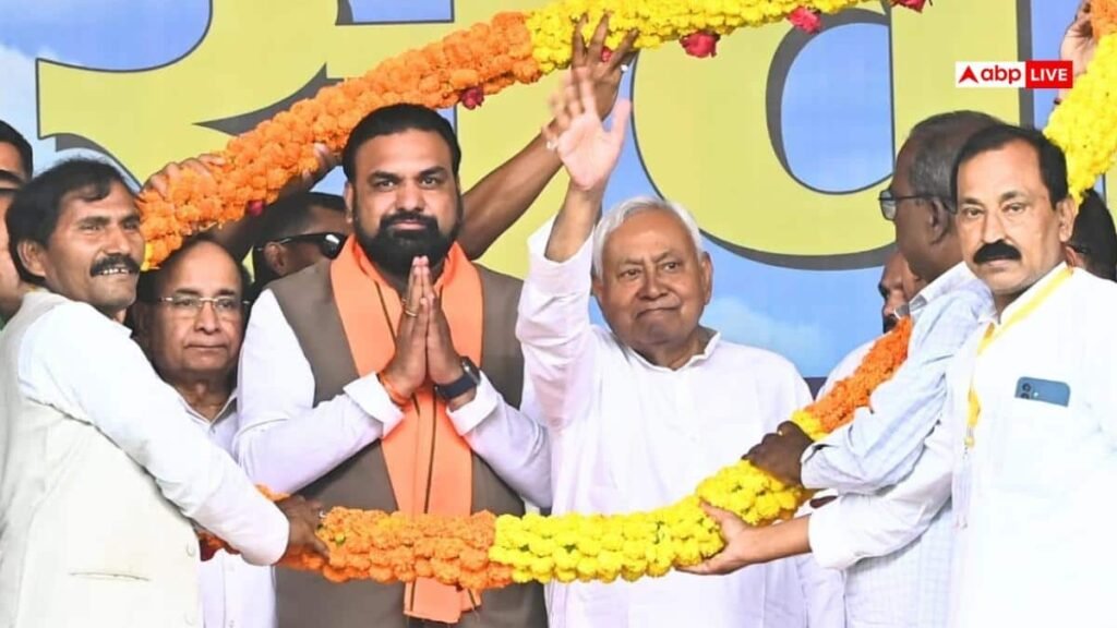 मंच-पर-मौजूद-थे-नीतीश-कुमार,-सम्राट-चौधरी-ने-बिहार-में-बनने-वाली-नई-सरकार-पर-दिया-बड़ा-बयान