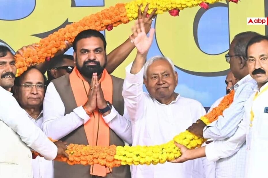 मंच-पर-मौजूद-थे-नीतीश-कुमार,-सम्राट-चौधरी-ने-बिहार-में-बनने-वाली-नई-सरकार-पर-दिया-बड़ा-बयान