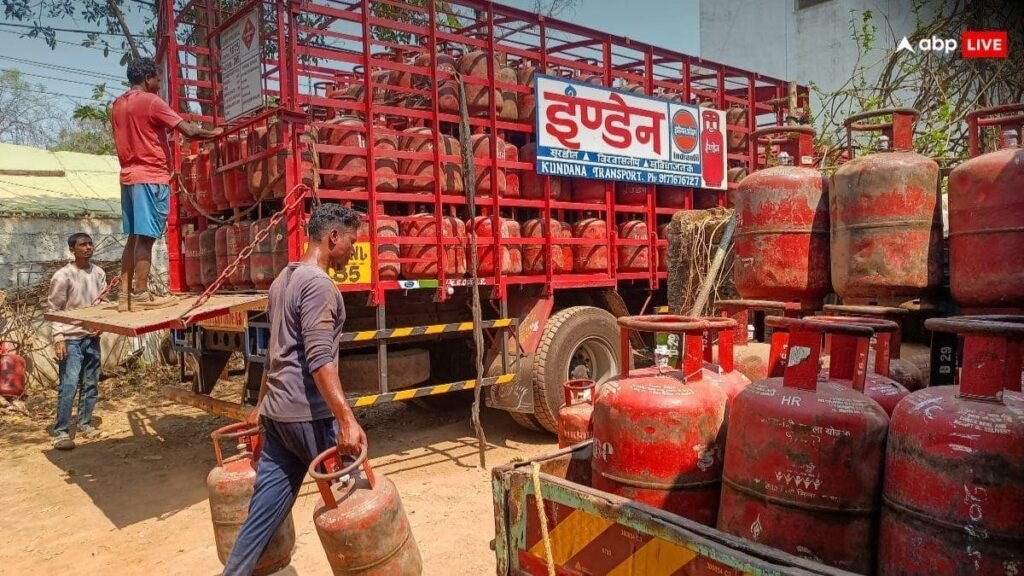गाजीपुर-में-lpg-के-लिए-हाहाकार,-10-दिन-की-वेटिंग,-प्रशासन-बोला-कमी-नहीं,-सिर्फ-पैनिक-है