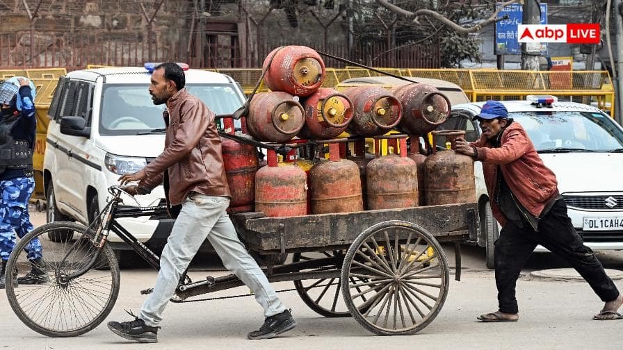 lpg-crisis:-गैस-की-कमी-से-दिल्ली-में-मंदिर,-गुरुद्वारों-और-अस्पताल-के-कम्युनिटी-किचन-प्रभावित,-लकड़ी-के-चूल्हे-पर-बन-रहा-खाना