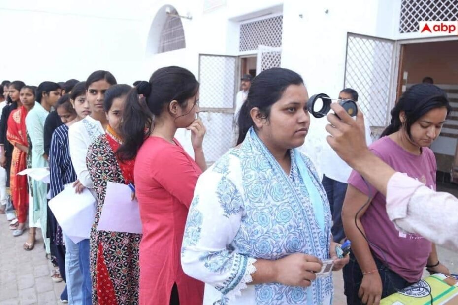 यूपी-पुलिस-si-भर्ती-परीक्षा-को-लेकर-विशेष-इंतजाम,-परीक्षा-केंद्रों-के-बाहर-अभ्यर्थियों-की-भीड़