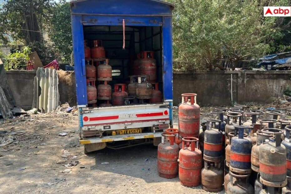 lpg-crisis:-मुंबई-में-गैस-सिलेंडर-की-कालाबाजारी-का-भंडाफोड़,-छापेमारी-में-lpg-के-172-सिलेंडर-जब्त