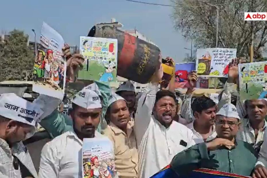 गोरखपुर-में-गैस-किल्लत-पर-‘aap’-का-अनोखा-प्रदर्शन,-सिर-पर-सिलेंडर-रखकर-लगाए-नारे