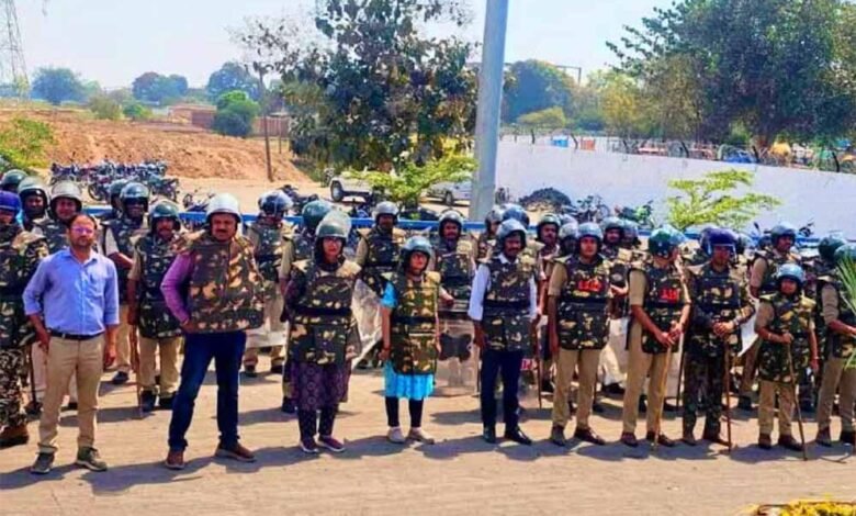 सिंगरौली-में-अडाणी-पावर-प्लांट-में-बवाल:-आगजनी,-कई-गाड़ियों-में-तोड़फोड़,-पुलिस-वाहन-भी-पलटे