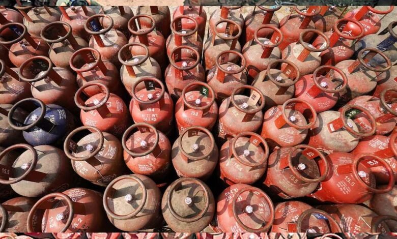 सिलेंडर-बुकिंग-नियम-में-बदलाव,-नई-टाइम-लिमिट-तय,-अब-45-दिनों-में-करना-होगा-बुक