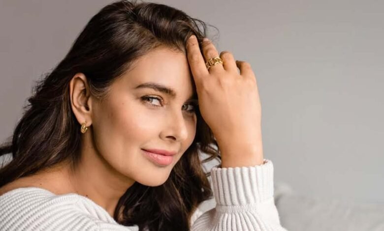 सांस-थामकर-कब-तक-करूं-इंतजार,-दुबई-में-धमाकों-से-परेशान-एक्ट्रेस-लीजा-रे-ने-कहा-–-बहुत-मुश्किल-हो-रहा-है