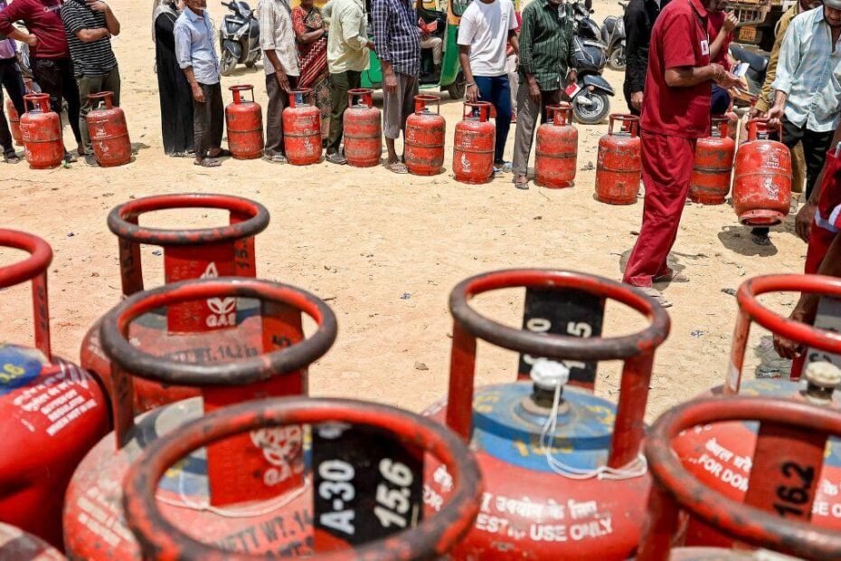 lpg-crisis:-भिवंडी-में-अवैध-गैस-सिलेंडरों-के-जखीरे-पर-छापेमारी,-lpg-संकट-के-बीच-बड़ी-कार्रवाई