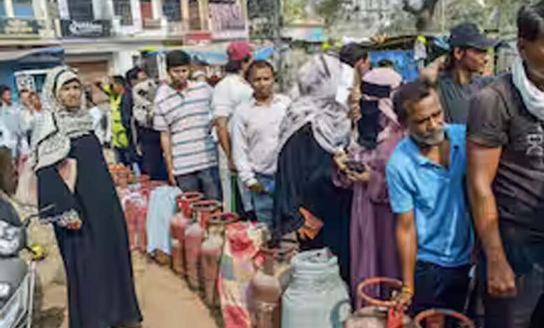 mp-में-lpg-संकट:-होटल-में-गैस-खत्म,-मेन्यू-बदला;-भोपाल-इंदौर-में-इंडक्शन-पर-पक-रहा-खाना,-घरेलू-सिलेंडर-के-लिए-8-घंटे-कतार