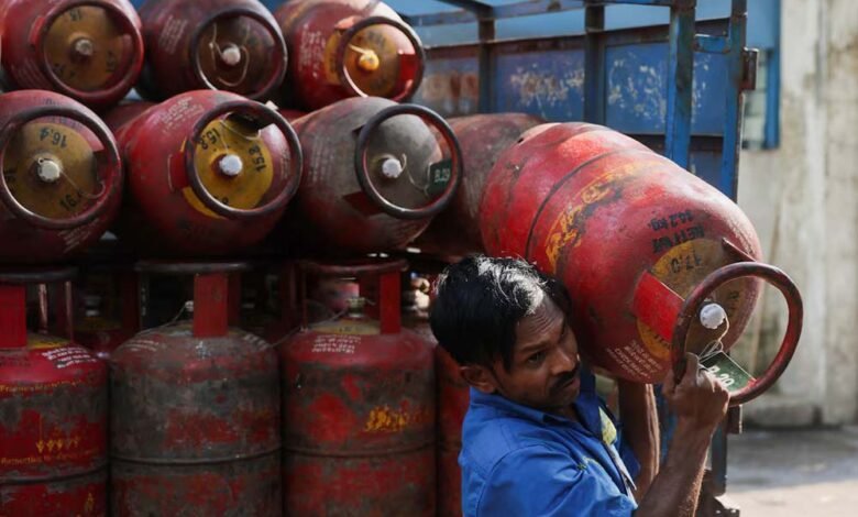 मंडीदीप-में-lpg-एजेंसी-पर-प्रशासन-का-छापा,-200-से-अधिक-सिलेंडर-जब्त;-जबलपुर-में-हॉकर-के-घर-पुलिस-की-छापेमारी-मंडीदीप-में-lpg-एजेंसी-पर-छापा,-200-से-ज्यादा-सिलेंडर-जब्त;-जबलपुर-में-पुलिस-ने-हॉकर-के-घर-से-10-सिलेंडर-और-47-गैस-बुक-बरामद-मंडीदीप-में-lpg-एजेंसी-पर-छापा,-200-सिलेंडर-जब्त;-जबलपुर-में-पुलिस-ने-हॉकर-के-घर-से-गैस-सिलेंडर-और-बुक्स-की-बरामदगी-की