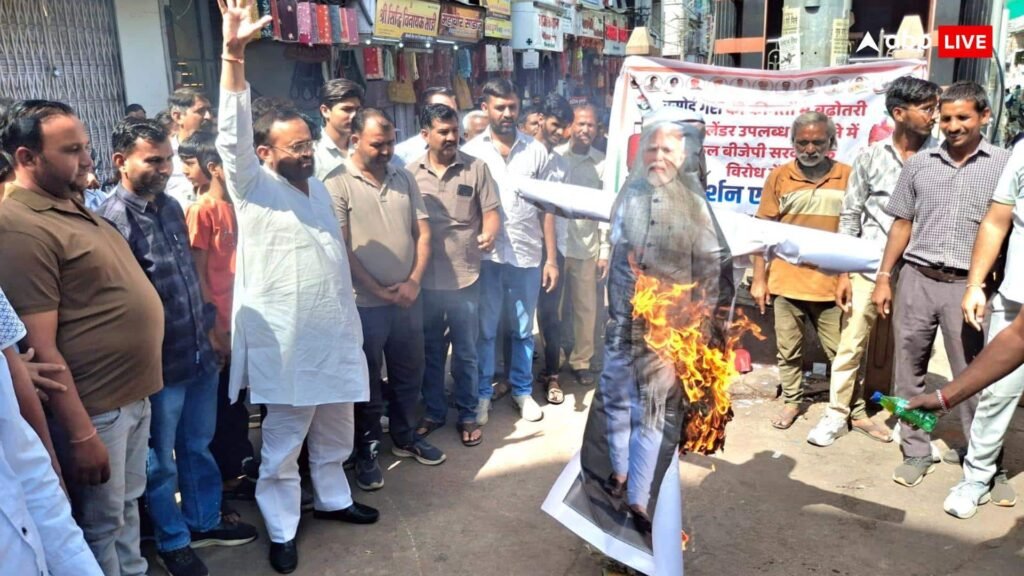 rajasthan-news:-गैस-की-बढ़ती-कीमतों-के-खिलाफ-कांग्रेस-का-प्रदर्शन,-संयम-लोढा-के-नेतृत्व-में-pm-मोदी-का-फूंका-पुतला