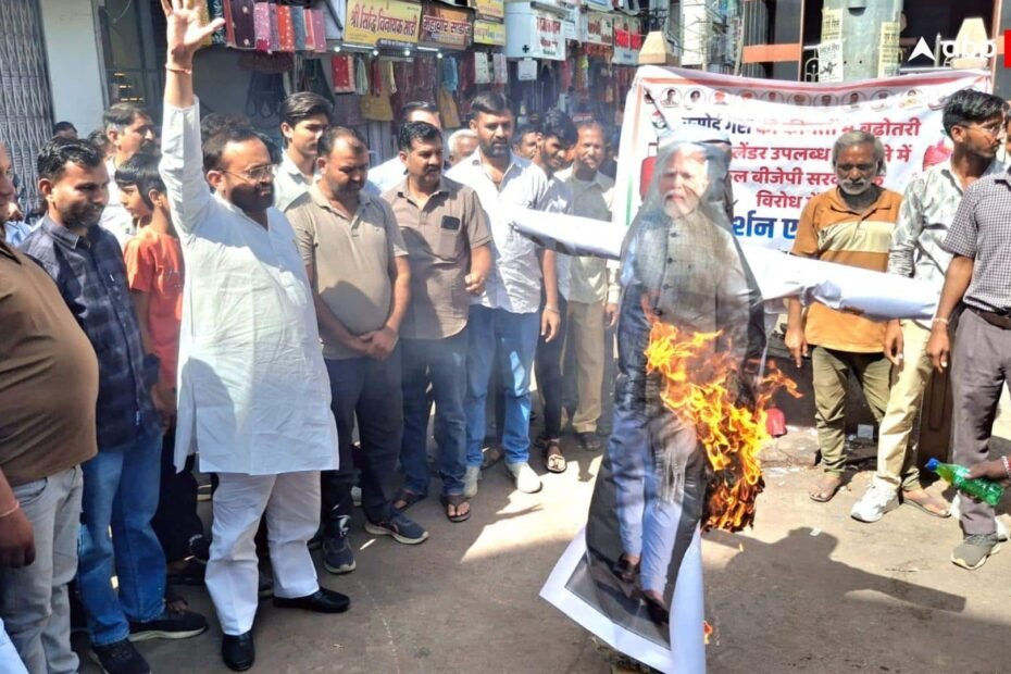 rajasthan-news:-गैस-की-बढ़ती-कीमतों-के-खिलाफ-कांग्रेस-का-प्रदर्शन,-संयम-लोढा-के-नेतृत्व-में-pm-मोदी-का-फूंका-पुतला