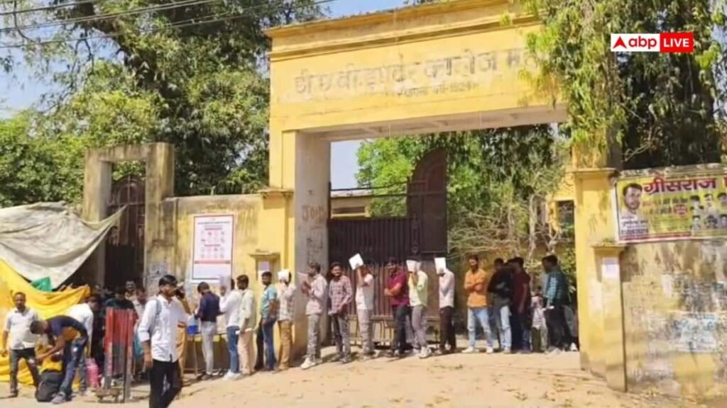 mahoba-news:-महोबा-में-दरोगा-भर्ती-परीक्षा-का-दूसरा-दिन-शांतिपूर्ण,-डीएम-एसपी-ने-किया-केंद्रों-का-निरीक्षण