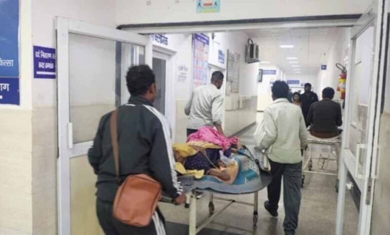 ग्वालियर-अस्पताल-में-बदहाल-व्यवस्था:-20-दिन-से-बंद-लिफ्ट,-मरीजों-को-सीढ़ियों-से-ले-जाने-की-मजबूरी