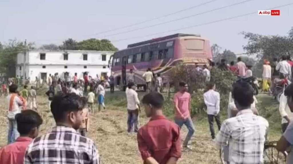 सिद्धार्थनगर-में-चलती-बस-में-हाई-टेंशन-लाइन-से-उतरा-करंट,-1-व्यक्ति-की-मौत-और-तीन-घायल