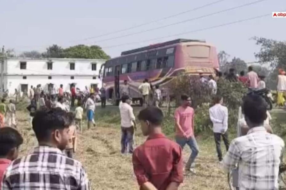 सिद्धार्थनगर-में-चलती-बस-में-हाई-टेंशन-लाइन-से-उतरा-करंट,-1-व्यक्ति-की-मौत-और-तीन-घायल