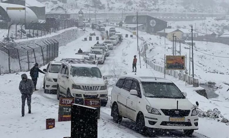 भारी-बर्फबारी-में-सिंथन-टॉप-पर-फंसे-200-से-अधिक-पर्यटकों-को-सेना-और-पुलिस-ने-बचाया